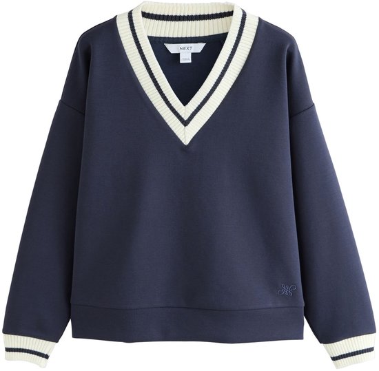 Donkerblauwe sweater met V-hals, crèmekleurige/zwarte boorden en geborduurd logo op de voorkant.
