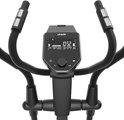 Close-up van het display van de VirtuFit crosstrainer met de tijd "10:52" en trainingsgegevens.