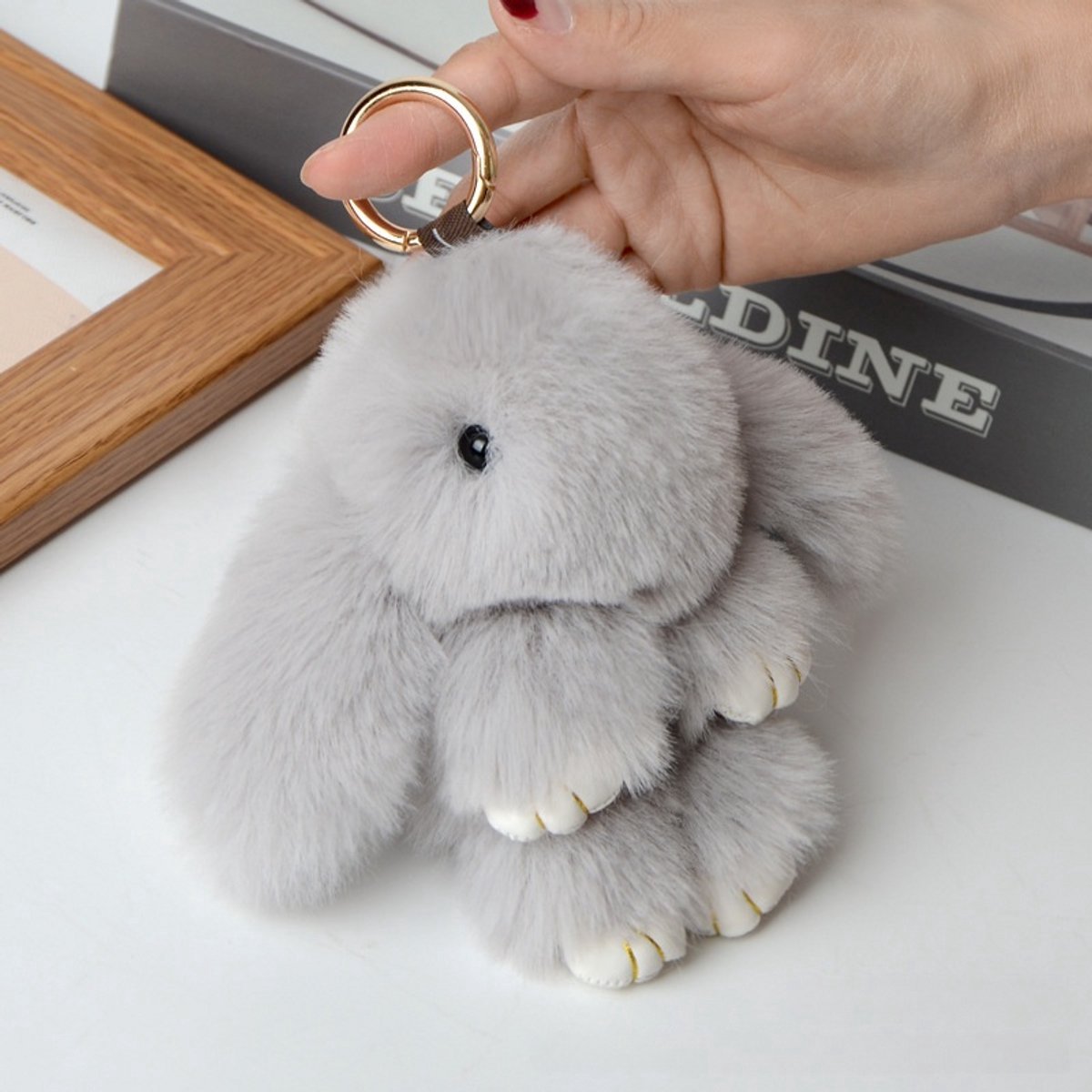 Casalora Sleutelhanger - Schattige Konijn Sleutelhanger 15 cm - Fluffy - Pluche Konijn Knuffel Sleutelhanger voor Tas of Sleutelbos – Kawaii Konijntje Tasdecoratie Cadeau voor Meisjes - Lichtgrijs