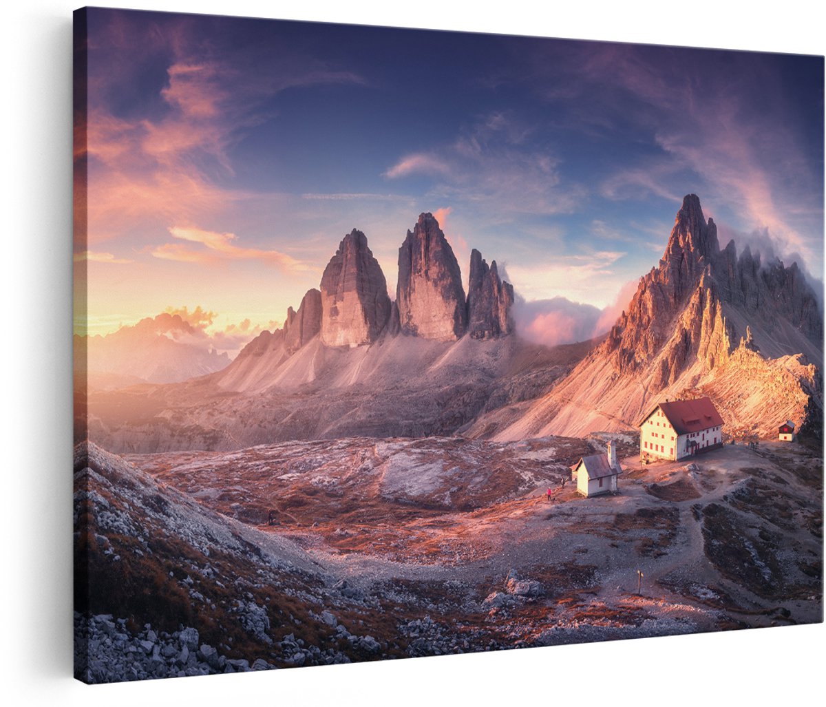 Artaza Canvas Schilderij Huisje Met Een Kerk In De Bergen - 180x120 cm - Groot - Foto Op Canvas - Wanddecoratie Woonkamer