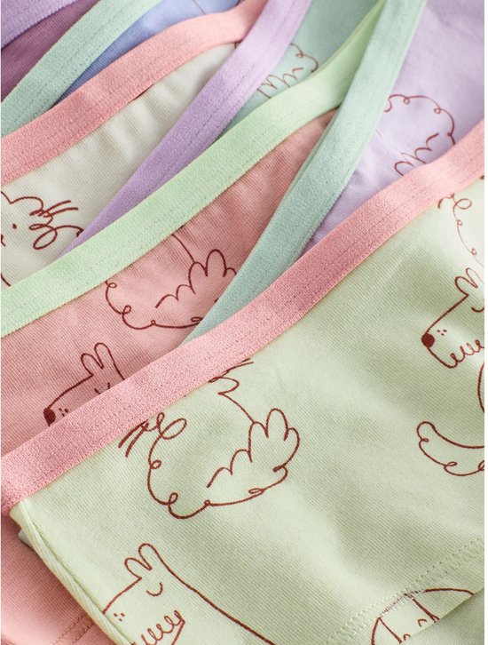 Stapel slips in pastelkleuren zoals roze, mintgroen, lila en crème, met opdruk van diertjes.
