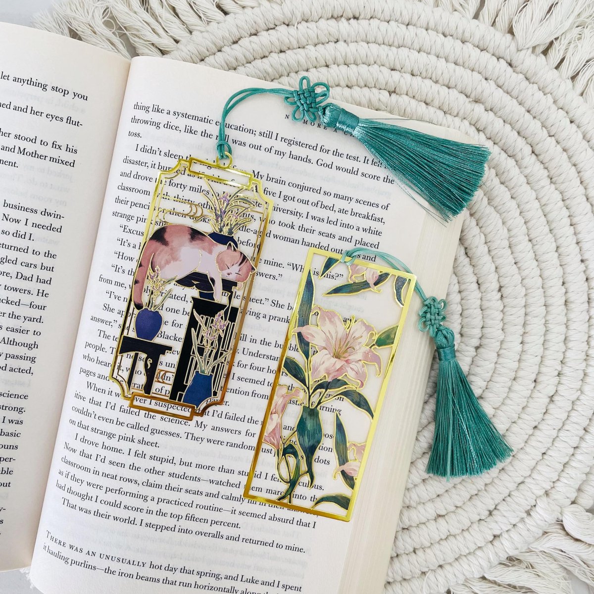SnelShoppen - HEYMILA 2 Premium Metalen Boekenleggers met Katten & Leliebloem - Perfect Cadeau voor Vrouwen, Leraren, Studenten, Boekenliefhebbers en