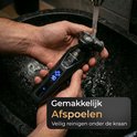 Handen spoelen zwart scheerapparaat af onder een kraan. Tekst: "Gemakkelijk Afspoelen".