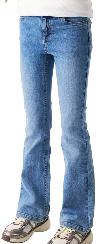 Meisje in blauwe, uitlopende spijkerbroek van Name It met witte sneakers.