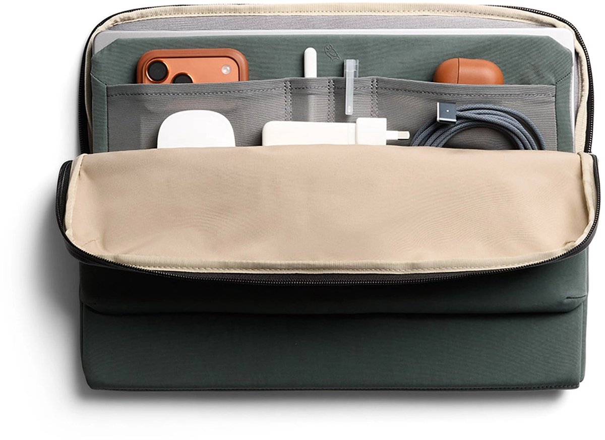 Bellroy Caddy Sleeve MacBook Pro/Air/Neo 13/14 – 255 × 330 × 25 mm Afmetingen – Beschikbaar in Vier Kleuren – Gemaakt van 90% Gerecycled Polyester - Groen