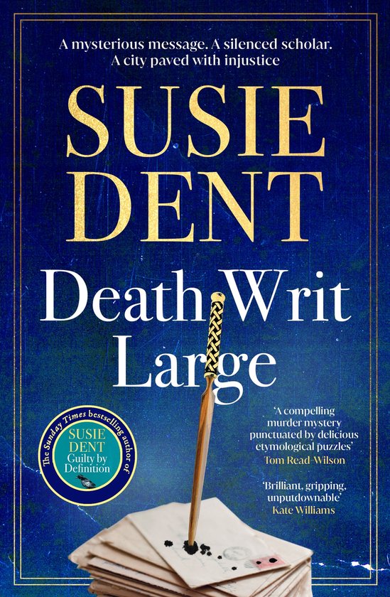 Boek met de titel 'Death Writ Large' door Susie Dent. Achtergrond met donkerblauw marmerpatroon. Een pen ligt opgestapelde brieven.