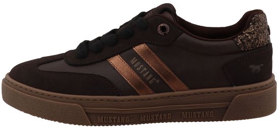Bruine leren Mustang sneaker met koperkleurige strepen, veters en glitterdetail.