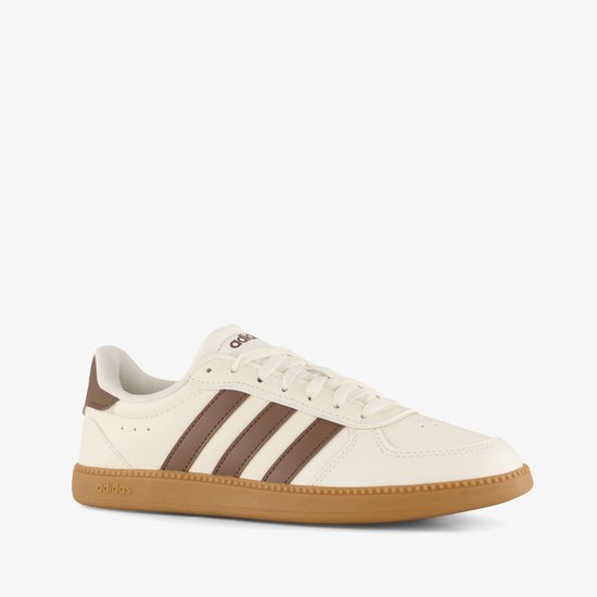 Crème adidas sneaker met bruine strepen, bruine zool en bruine accenten.