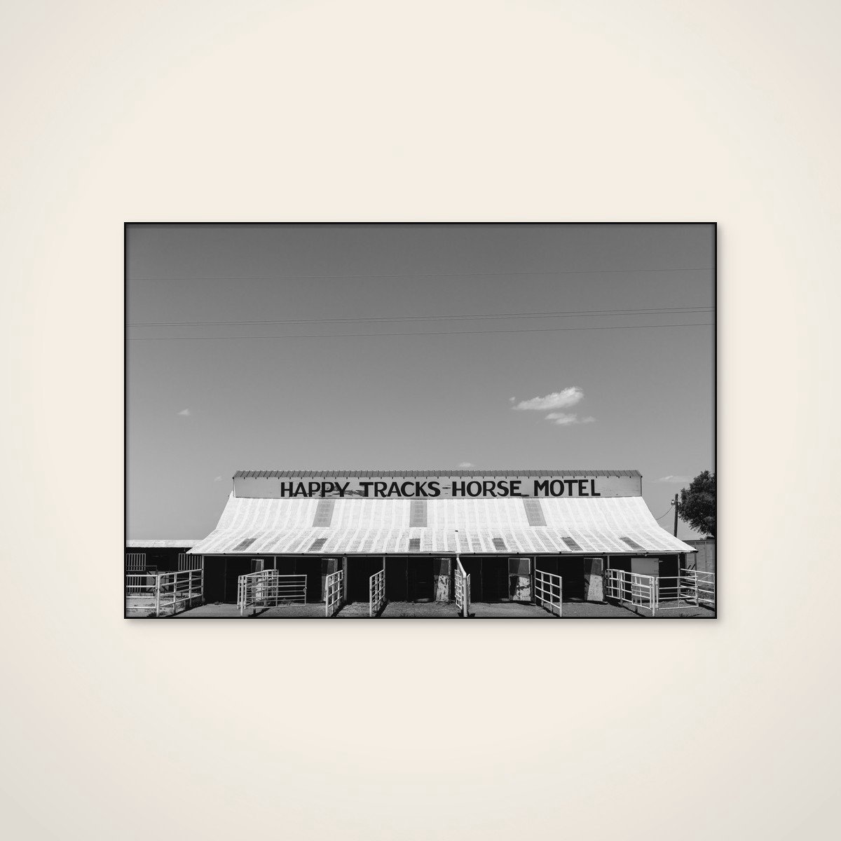 Akoestisch schilderij - 120 x 80 cm - Happy Tracks Horse Motel van Bethany Young - Dieren wanddecoratie - zwart textielframe