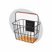 Zwarte metalen mand met bruin handvat en houten bodem, op een witte achtergrond.
