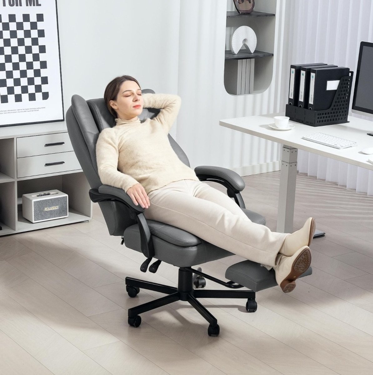 STILVORA Bureaustoel 64 x 69 x 112-120 cm - Massagefunctie Met Voetsteun - Voor Kantoor En Thuiswerkplek - Microvezel Grijs