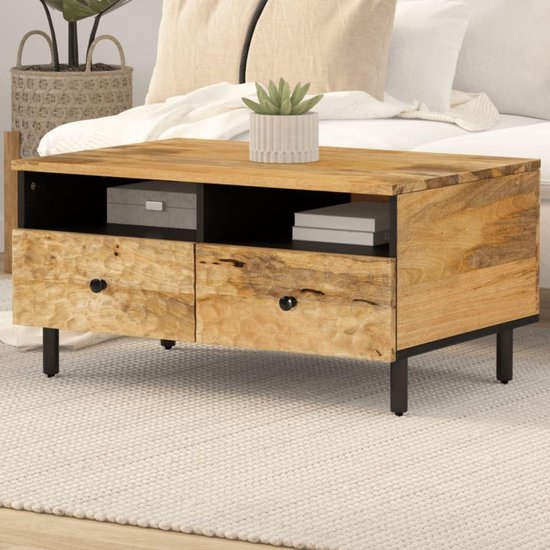Salontafel van massief mangohout met open vakken en twee lades, in een woonkamer met decoratie.