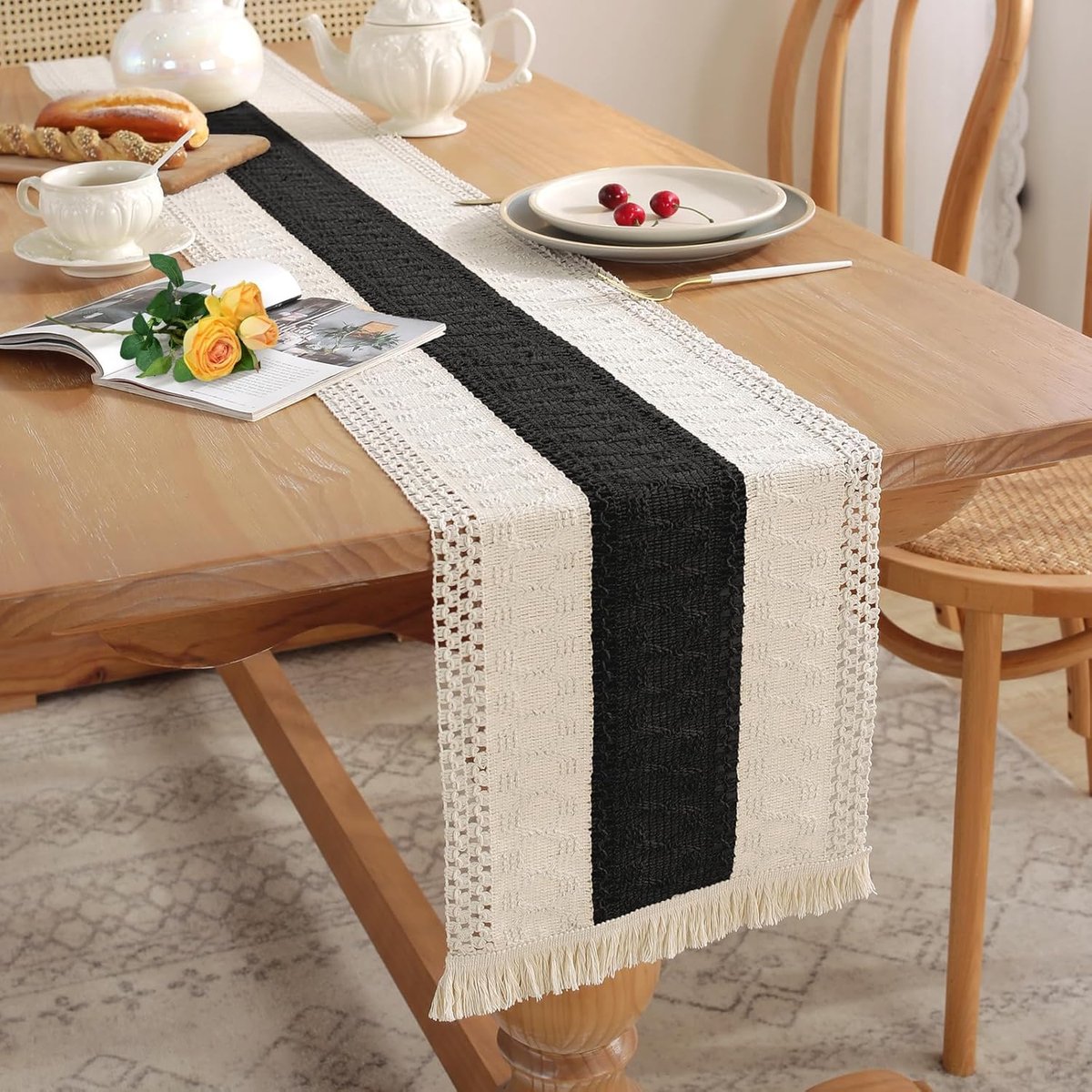 Macramé Tafelloper - Gehaakte Runner - Tafeldecoratie - Handgemaakt met kwastjes - 180 x 30 cm - Wit