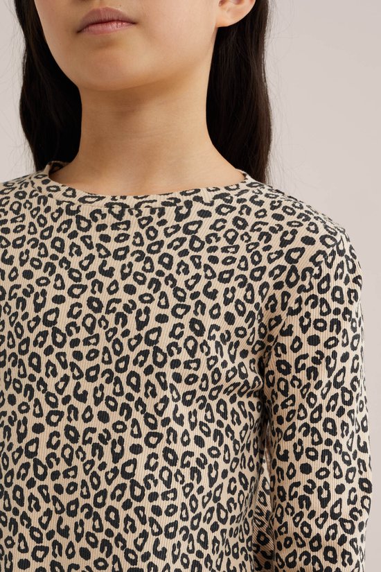 Detail van een beige jurk met panterprint, ribstructuur.