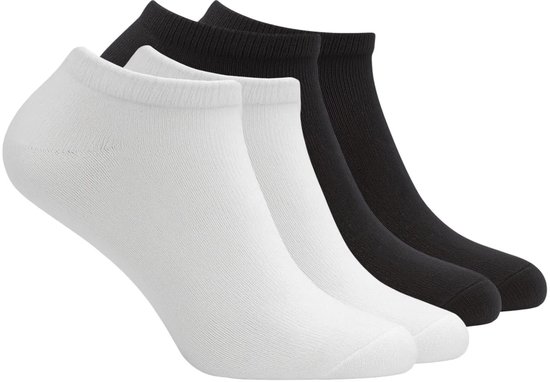 Drie paar Hipperboo enkelsokken, twee witte en één zwarte, op een witte achtergrond.