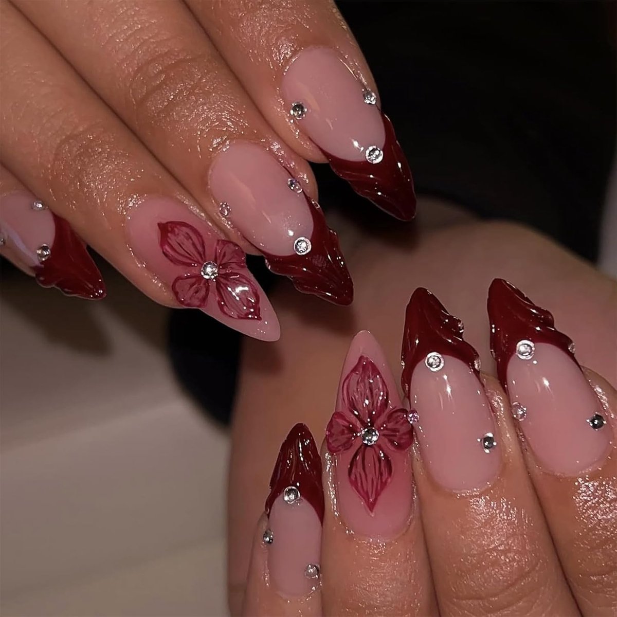 SnelShoppen - Press On Nails 24 Stuks Franse Tip Amandel Medium 3D Bloemen Kunstnagels Volledige Dekking Acryl Valse Nagel Tips voor Vrouwen