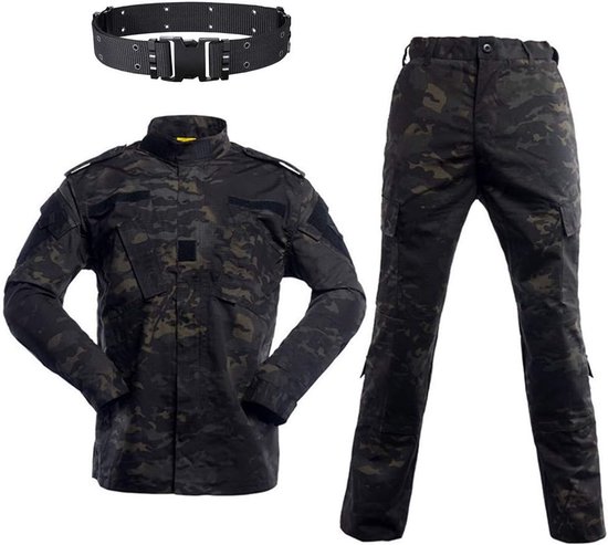 Zwart camouflage uniform met jas, broek en riem.