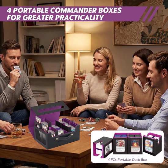 Mensen spelen kaartspellen in een woonkamer. Een zwarte kaartenbox met paarse voering staat op tafel. Vier draagbare kaartdozen worden getoond.