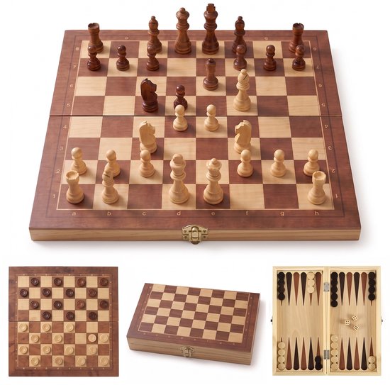 Houten schaakbord met opgestelde bruine en witte stukken. Ook dam- en backgammonspellen zichtbaar.