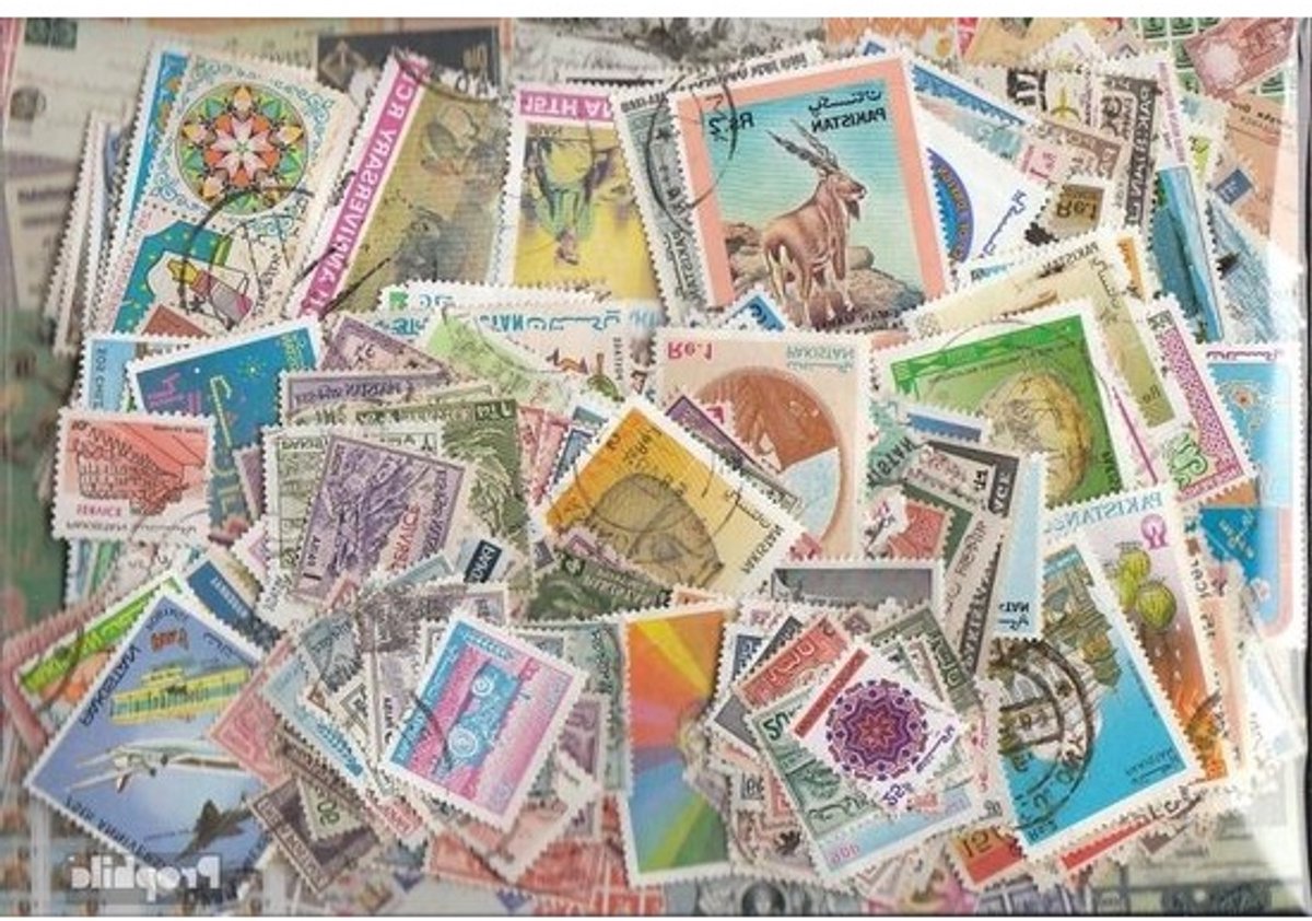 Postzegels Pakistan - Verzamelzegels Filatelie - Verzamelen - 300 Verschillende - 900 Gram - Multicolor