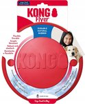 Rode Kong Flyer frisbee, gemaakt van duurzaam rubber. Een lachend meisje en een golden retriever kijken toe.
