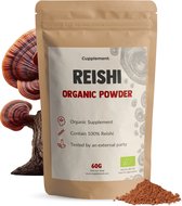 Een zakje Cupplement Reishi Biologisch Poeder van 60g naast enkele Reishi paddenstoelen en een hoopje poeder.