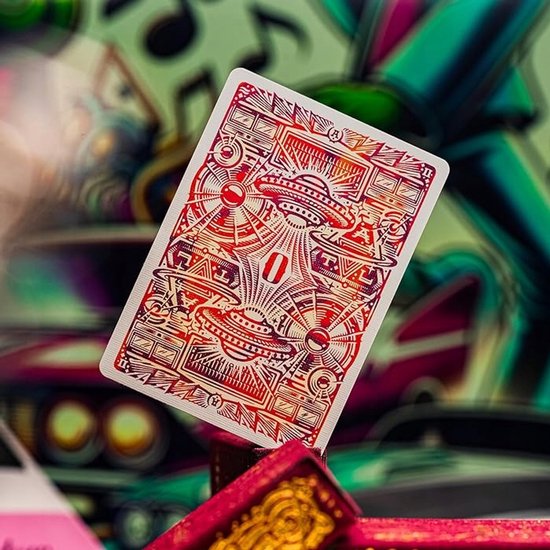 Kaart met rood-oranje opdruk van vliegende schotels en robots, tegen een psychedelische achtergrond.