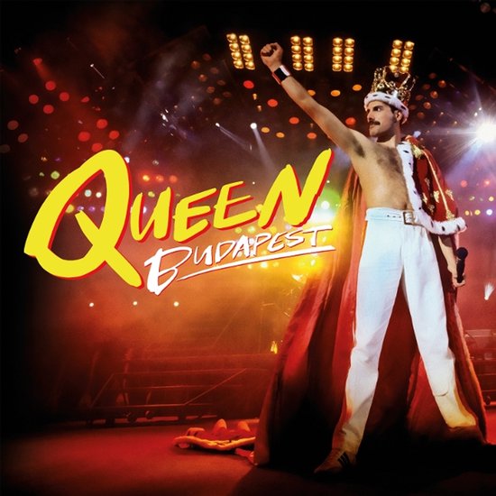 Freddie Mercury draagt een kroon, cape en witte broek op een podium met "Queen Budapest" in gele letters.