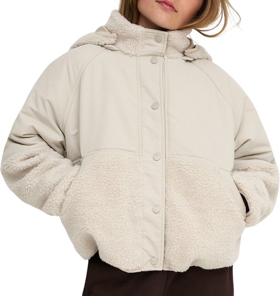 Meisje in beige jas met teddy-inzet op de mouwen en zakken, en capuchon.