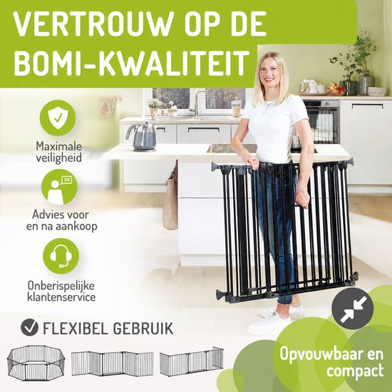 Vrouw met blond haar staat naast een opgevouwen zwart metalen hekwerk in een keuken. Tekst: 'VERTROUW OP DE BOMI-KWALITEIT'.
