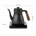 Zwarte CHiATO waterkoker met houten handvat op zwarte basis. Afmetingen: 232,5 mm breed, 194 mm hoog.