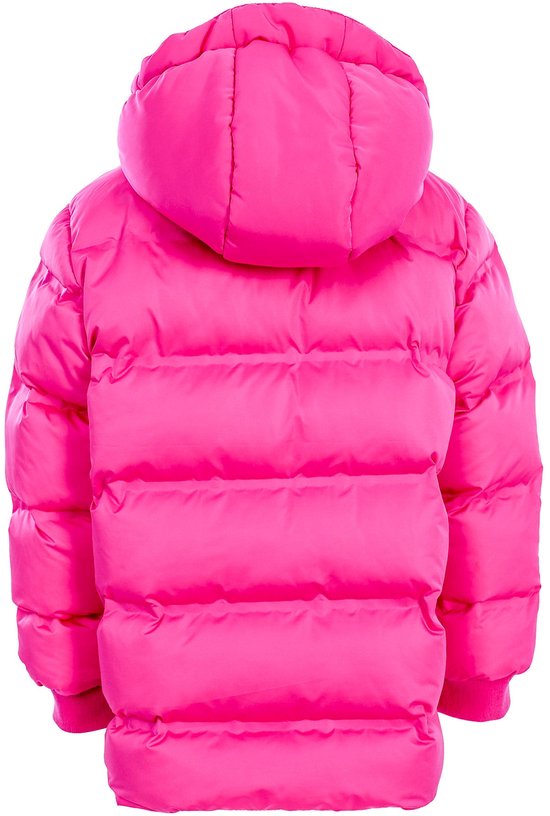 Achterkant van een roze pufferjas met capuchon en horizontale banen.