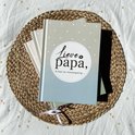 Boek met blauwe en grijze omslag, versierd met stippen. Tekst 'Lieve papa, ik ben zo nieuwsgierig...' in een cirkel.