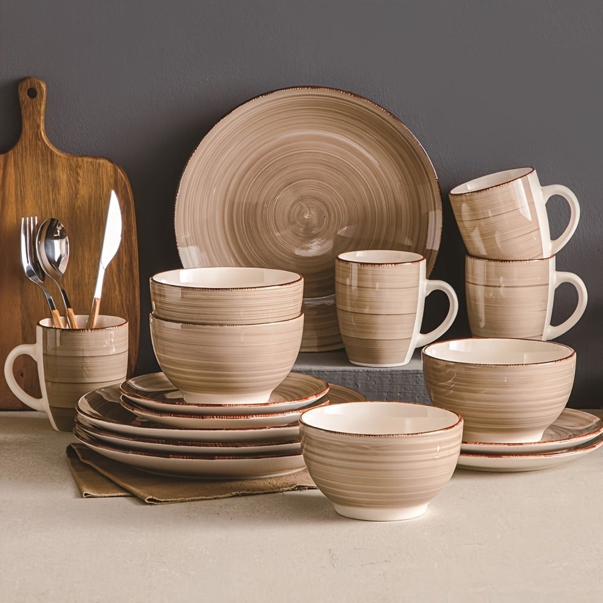 Home & Beyond® Serviesset 16-delig - 4 Personen - Dinerservies met Dinerborden Dessertborden Ontbijtkommen en Mokken - Lichtbruin Beige