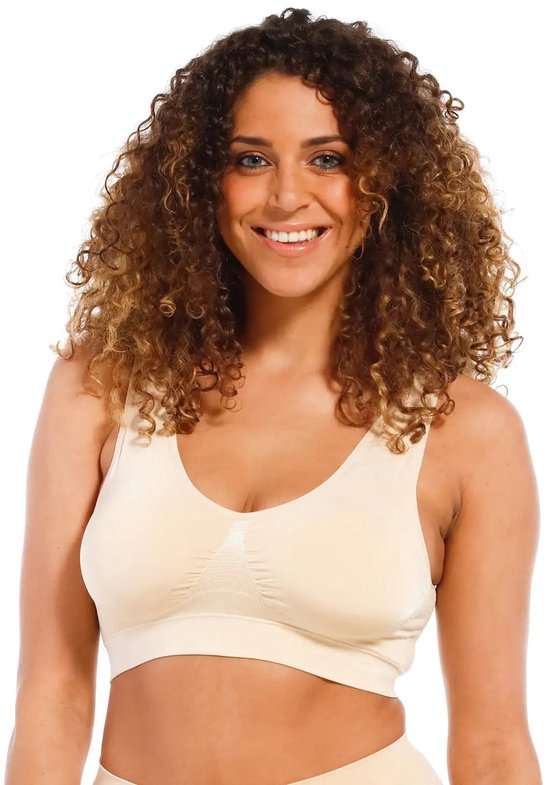 Nude comfort beha met v-hals, gedragen door een lachende vrouw met krullend haar.
