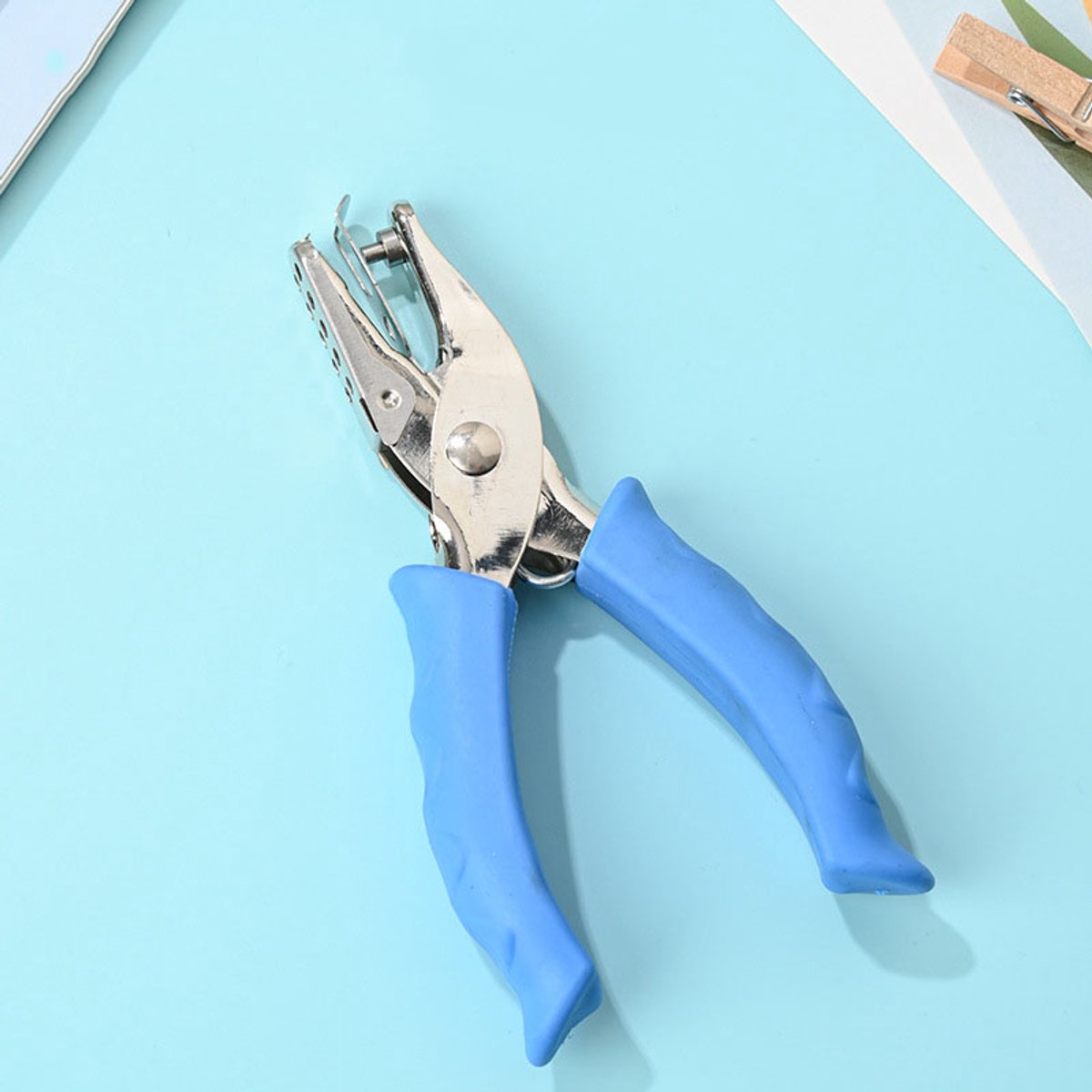 Handmatige metalen perforator voor één gat — Rond gat van 3 mm — 1 stuk — Geschikt voor doe-het-zelfprojecten met papier, kaarten, labels, plakboeken, cadeaubonnen, fotoalbums en notitieblokken — Compact en praktisch — Stevig en duurzaam