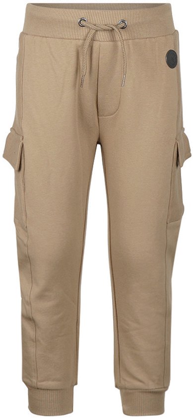 Koko Noko joggingbroek in de kleur silver mink met cargo zakken, trekkoord, elastische tailleband en boorden.