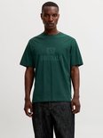 Close-up van een donkergroen T-shirt van Jack & Jones met een gedetailleerd 'ORIGINALS' logo op de borst.
