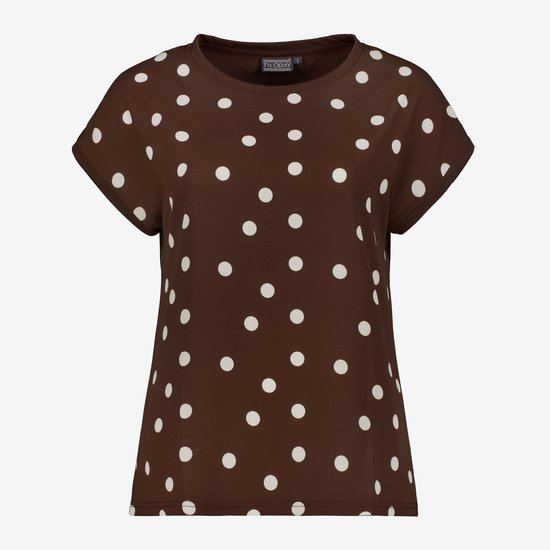 Bruin t-shirt met witte polkadots en korte mouwen.
