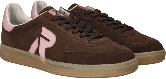 Bruine suède Rieker sneakers met roze logo en veters.
