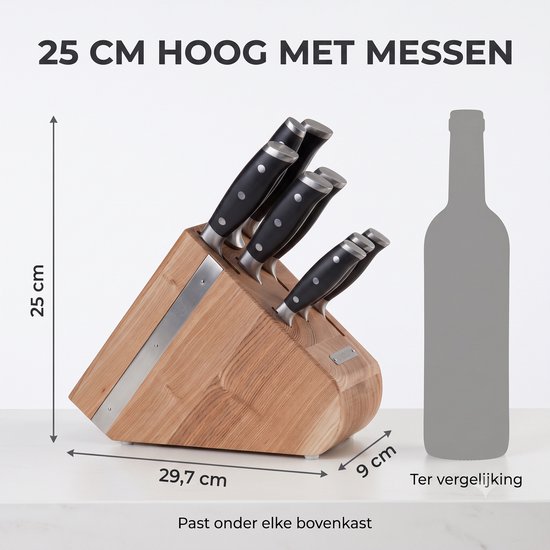 Een houten messenblok van 25 cm hoog, 29,7 cm breed en 9 cm diep, met zes messen. Naast een wijnfles ter vergelijking.