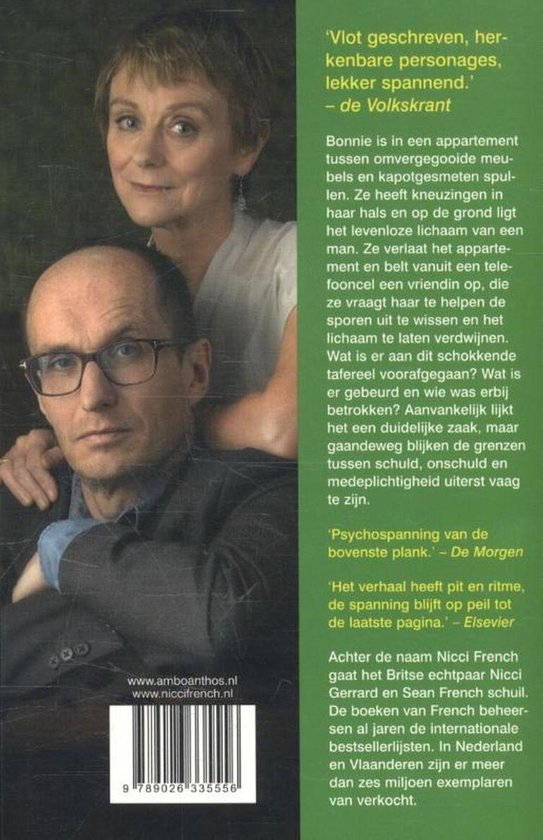 Achterkant boek 'Medeplichtig' met foto van twee mensen, tekst over de inhoud en recensies.