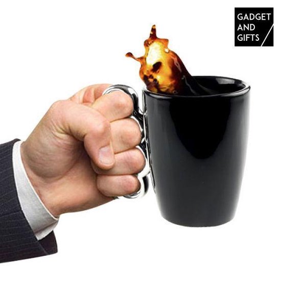 Main tenant une tasse à poing américain qui renverse du café. Logo "GADGET AND GIFTS".