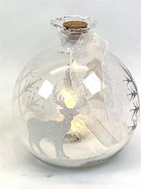 Mansion atmosphere - Glazen Kerstbal met LED-verlichting en met hert, sneeuw en bomen - 12 cm