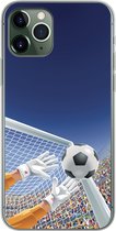 Geschikt voor iPhone 11 Pro hoesje - Een illustratie van een keeper die de voetbal tegenhoudt - Jongetje - Meisjes - Kind - Siliconen Telefoonhoesje