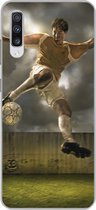 Geschikt voor Samsung Galaxy A70 hoesje - Een illustratie van een voetballer die tegen de bal schopt - Jongens - Jongetje - Kids - Siliconen Telefoonhoesje