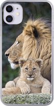 Geschikt voor iPhone 11 hoesje - Volwassen leeuw met jong - Siliconen Telefoonhoesje
