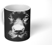 Mok - Close-up labrador puppy tegen zwarte achtergrond in zwart-wit - 350 ML - Beker