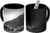 Magische Mok - Foto op Warmte Mok - Ethiopische aardverschuiving op een bergweggetje - zwart wit - 350 ML