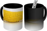 Magische Mok - Foto op Warmte Mok - Een gele maïskolf tegen witte achtergrond - 350 ML